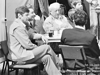 1987-114  6 czerwca 1987 r.  Stary Jawor. Łąki przy Nysie Szalonej  Zawody modeli latających      Na zdjęciu przedstawiciele władz miejskich i organizatorzy zawodów.
