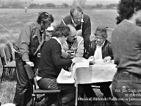 1987-115  6 czerwca 1987 r.  Stary Jawor. Łąki przy Nysie Szalonej  Zawody modeli latających      Przy stoliku drugi od prawej Józef Grochot