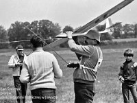 1987-126  6 czerwca 1987 r.  Stary Jawor. Łąki przy Nysie Szalonej  Zawody modeli latających      Z modelem stoi Józef Grochot