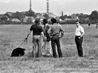 1987-127  6 czerwca 1987 r.  Stary Jawor. Łąki przy Nysie Szalonej  Zawody modeli latających      W tle zabudowania Cukrowni Jawor