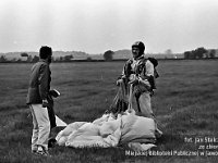 1987-20  6 czerwca 1987 r.  Stary Jawor. Łąki przy Nysie Szalonej  Zawody modeli latających      Skoczek spadochronowy - Aeroklub Lubin