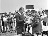 1987-71  6 czerwca 1987 r.  Stary Jawor. Łąki przy Nysie Szalonej  Zawody modeli latających        Po prawej Aleksander Olech przedstawiciel zakładów kuźienniczych.