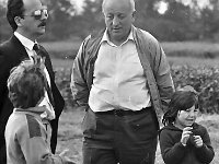 1987-79  6 czerwca 1987 r.  Stary Jawor. Łąki przy Nysie Szalonej  Zawody modeli latających      Na zdjęciu od lewej Stanisław Dziak, Jan Białek naczelnik miasta.