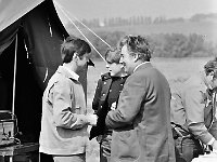 1987-87  6 czerwca 1987 r.  Stary Jawor. Łąki przy Nysie Szalonej  Zawody modeli latających      Po prawej Aleksander Olech przedstawiciel zakładów kuźienniczych.