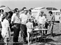 1988-12  czerwiec 1988 r.   Stary Jawor, Łąki przy Nysie Szalonej   Ogólnopolskie Zawody Modelarskie      Na zdjęciu od lewej drugi Władysław Bandoła,  Józef Grochot przy mikrofonie
