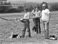1988-15  czerwiec 1988 r.   Stary Jawor, Łąki przy Nysie Szalonej   Ogólnopolskie Zawody Modelarskie      Pierwszy z prawej Józef Grochot