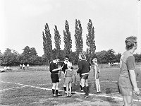 1976-01  1976  Jawor, ul.Parkowa 8, stadion miejski  Mecz IV liga Kuźnia Jawor,  Prochowiczanka Prochowice      Zawodnicy Kuźni Jawor w ciemnych strojach. Z numerem 6 na plecach tyłem z prawej strony Czesław Jędruch.