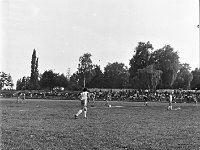 1976-05  05 czerwaca 1974  Jawor, ul. Parkowa 8, stadion miejski  Spartakiada Fabryki Wyrobów Metalowych      Zawodnicy Kuźni Jawor w ciemnych strojach. Od prawej Władysław Ciołka i Mieczysław  Bieniusiewicz.