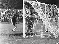 1977-10  28 sierpnia 1977  Jawor, ul. Parkowa 8, stadion miejski  Mecz ligowy Kuźnia Jawor, Górnik Złotoryja      Ryszard Huber (3) Czesław Kurzawa bramkarz zawodnicy Kużni Jawor.