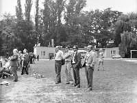 1977-15  28 sierpnia 1977  Jawor, ul. Parkowa 8, stadion miejski  Mecz ligowy Kuźnia Jawor, Górnik Złotoryja      Na zdjęciu od lewej Kazimierz Łachajczyk, Stanisław Tabasz, Marian Borun,(..)