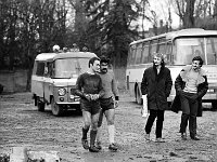 1979-01  1979/1980  Jawor, ul. Parkowa 8, stadion miejski  Mecz ligowy Kuźni Jawor      Od lewej na zdjęciu bramkarz Waldemar Ościak, Ryszard Huber, Andrzej Skowron, Czesław Unton