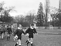 1979-04  1979/1980  Jawor, ul. Parkowa 8, stadion miejski  Mecz ligowy Kuźni Jawor    Za sędziami od prawej Henryk Dulik, Waldemar Ościak, Leszek Kostrzębski