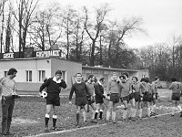 1979-06  1979/1980  Jawor, ul. Parkowa 8, stadion miejski  Mecz ligowy Kuźni Jawor      Zawodnicy Kużni. Od lewej  Wldemar Ościak, Leszek Kostrzębski, Henryk Dulik, Janusz Rybicki, Krzysztof Wodecki ( częściowo zasłonięci) Zygrfyd Borkowski,Janusz  Włoszczak, Piotr Rybicki tyłem, Andrzej Stryjak, Ryszrd Huber