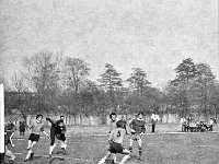 1979-10  1979/1980  Jawor, ul. Parkowa 8, stadion miejski  Mecz ligowy Kuźni Jawor      zawodnicy Kuźni Jawor w ciemnych spodenkach. Od lewej Krzysztof Wodecki, Janusz Rybicki  Andrzej Skowron (5)