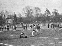 1979-16  1979/1980  Jawor, ul. Parkowa 8, stadion miejski  Mecz ligowy Kuźni Jawor      Zawodnicy Kuźni Jawor w ciemnych spodenkach.W centrum przy bramkarzu Krzysztof Wodecki