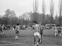 1979-21  1979/1980  Jawor, ul. Parkowa 8, stadion miejski  Mecz ligowy Kuźni Jawor    Zawodnicy Kuźni Jawor w ciemnych spodenkach.W centrum przodem Henryk Dulik, Ryszrd Huber