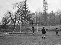 1979-25  1979/1980  Jawor, ul. Parkowa 8, stadion miejski  Mecz ligowy Kuźni Jawor      Zawodnicy Kuźni Jawor w ciemnych spodenkach.