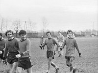 1979-38  1979/1980  Jawor, ul. Parkowa 8, stadion miejski  Mecz ligowy Kuźni Jawor      Zawodnicy Kuźni jawor w ciemnych spodenkach.Od lewej Leszek Kostrzębski, Zygfryd Borkowski, Janusz Włoszczak, Marek Nieć, Piotr Rybicki