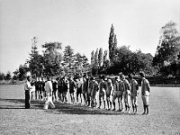 1980-02  1980?  Jawor?  Turniej zakładowy      Tyłem w białej koszuli Marian Nawrocki dyrektor Zakładów Kuźienniczych i Maszyn Rolniczych w Jaworze. Turniej sędziował Zbigniew Biela w białej koszulce.