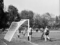 1980-04  1980/1981  Jawor, ul. Parkowa 8, stadion miejski  Mecz ligowy Kuźni Jawor      Zawodnicy Kuźni Jawor w jasnych kszulkach.