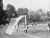 1980-05  1980/1981  Jawor, ul. Parkowa 8, stadion miejski  Mecz ligowy Kuźni Jawor      Zawodnicy Kuźni Jawor w jasnych kszulkach.