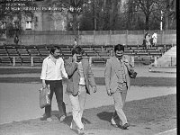 1981-05  1981  Bolesławiec, ul. Spóldzielcza 2  Mecz Kużni/Jaworzanki z Budowlanym Klubem Sportowym Boles?awiec      Mecz Kuźni/Jaworzanki z BKS-em  w sezonie 1980/1981.Piłkarze z Jawora wywalczyli historyczny awans do III ligi. Obie drużyny solidarnie wtedy wygrały na boiskach rywali po 1:0.  W środku Mieczysław Bieniusiewicz. Po lewej Jerzy Fiutowski kierownik klubu, po prawej Henryk Bil kierownik drużyny.