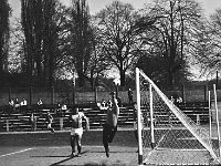 1981-06  1981  Bolesławiec, ul. Spóldzielcza 2  Mecz Kużni/Jaworzanki z Budowlanym Klubem Sportowym Boles?awiec      Mecz Kuźni/Jaworzanki z BKS-em  w sezonie 1980/1981.Piłkarze z Jawora wywalczyli historyczny awans do III ligi. Obie drużyny solidarnie wtedy wygrały na boiskach rywali po 1:0.   Obie drużyny solidarnie wtedy wygrały na boiskach rywali po 1:0.Od lewej Ryszard Huber i bramkarz Waldemar Ościak.