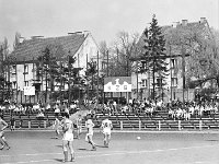 1981-08  1981  Bolesławiec, ul. Spóldzielcza 2  Mecz Kużni/Jaworzanki z Budowlanym Klubem Sportowym Boles?awiec      Mecz Kuźni/Jaworzanki z BKS-em  w sezonie 1980/1981.Piłkarze z Jawora wywalczyli historyczny awans do III ligi. Obie drużyny solidarnie wtedy wygrały na boiskach rywali po 1:0.  Na piewszym planie Ryszard Huber zawodni Kuźni.