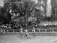 1981-10  1981  Bolesławiec, ul. Spóldzielcza 2  Mecz Kużni/Jaworzanki z Budowlanym Klubem Sportowym Boles?awiec      Mecz Kuźni/Jaworzanki z BKS-em  w sezonie 1980/1981.Piłkarze z Jawora wywalczyli historyczny awans do III ligi. Obie drużyny solidarnie wtedy wygrały na boiskach rywali po 1:0.  Przy piłce bramkarz Waldemar Ościak,w środku  Ryszrd Huber