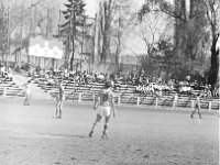 1981-12  1981  Bolesławiec, ul. Spóldzielcza 2  Mecz Kużni/Jaworzanki z Budowlanym Klubem Sportowym Boles?awiec      Mecz Kuźni/Jaworzanki z BKS-em  w sezonie 1980/1981.Piłkarze z Jawora wywalczyli historyczny awans do III ligi. Obie drużyny solidarnie wtedy wygrały na boiskach rywali po 1:0.