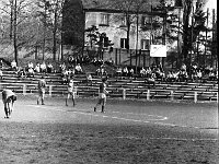 1981-14  1981  Bolesławiec, ul. Spóldzielcza 2  Mecz Kużni/Jaworzanki z Budowlanym Klubem Sportowym Boles?awiec      Mecz Kuźni/Jaworzanki z BKS-em  w sezonie 1980/1981.Piłkarze z Jawora wywalczyli historyczny awans do III ligi. Obie drużyny solidarnie wtedy wygrały na boiskach rywali po 1:0.