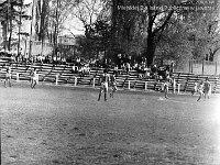 1981-15  1981  Bolesławiec, ul. Spóldzielcza 2  Mecz Kużni/Jaworzanki z Budowlanym Klubem Sportowym Boles?awiec      Mecz Kuźni/Jaworzanki z BKS-em  w sezonie 1980/1981.Piłkarze z Jawora wywalczyli historyczny awans do III ligi. Obie drużyny solidarnie wtedy wygrały na boiskach rywali po 1:0.