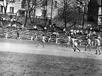 1981-16  1981  Bolesławiec, ul. Spóldzielcza 2  Mecz Kużni/Jaworzanki z Budowlanym Klubem Sportowym Boles?awiec      Mecz Kuźni/Jaworzanki z BKS-em  w sezonie 1980/1981.Piłkarze z Jawora wywalczyli historyczny awans do III ligi. Obie drużyny solidarnie wtedy wygrały na boiskach rywali po 1:0.