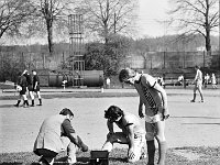 1981-21  1981  Bolesławiec, ul. Spóldzielcza 2  Mecz Kużni/Jaworzanki z Budowlanym Klubem Sportowym Boles?awiec      Mecz Kuźni/Jaworzanki z BKS-em  w sezonie 1980/1981.Piłkarze z Jawora wywalczyli historyczny awans do III ligi. Obie drużyny solidarnie wtedy wygrały na boiskach rywali po 1:0.  Od prawej Andrzej Skowron, klęczy Ryszrd Huber, Henryk Bil