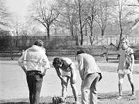 1981-22  1981  Bolesławiec, ul. Spóldzielcza 2  Mecz Kużni/Jaworzanki z Budowlanym Klubem Sportowym Boles?awiec      Mecz Kuźni/Jaworzanki z BKS-em  w sezonie 1980/1981.Piłkarze z Jawora wywalczyli historyczny awans do III ligi. Obie drużyny solidarnie wtedy wygrały na boiskach rywali po 1:0.  Od prawej Andrzej Skowron, Henryk Bil, pochylony Ryszrd Hubner, tyłem Jerzy Fiutowski.