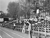 1981-23  1981  Bolesławiec, ul. Spóldzielcza 2  Mecz Kużni/Jaworzanki z Budowlanym Klubem Sportowym Boles?awiec      Mecz Kuźni/Jaworzanki z BKS-em  w sezonie 1980/1981.Piłkarze z Jawora wywalczyli historyczny awans do III ligi. Obie drużyny solidarnie wtedy wygrały na boiskach rywali po 1:0.  Od prawej Henryk Bil, Mieczysław Bieniusiewicz, Jerzy Fiutowski