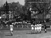 1981-24  1981  Bolesławiec, ul. Spóldzielcza 2  Mecz Kużni/Jaworzanki z Budowlanym Klubem Sportowym Boles?awiec      Mecz Kuźni/Jaworzanki z BKS-em  w sezonie 1980/1981.Piłkarze z Jawora wywalczyli historyczny awans do III ligi. Obie drużyny solidarnie wtedy wygrały na boiskach rywali po 1:0.