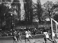 1981-28  1981  Bolesławiec, ul. Spóldzielcza 2  Mecz Kużni/Jaworzanki z Budowlanym Klubem Sportowym Boles?awiec      Mecz Kuźni/Jaworzanki z BKS-em  w sezonie 1980/1981.Piłkarze z Jawora wywalczyli historyczny awans do III ligi. Obie drużyny solidarnie wtedy wygrały na boiskach rywali po 1:0.
