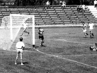 1981-32  1981  Bolesławiec, ul. Spóldzielcza 2  Mecz Kużni/Jaworzanki z Budowlanym Klubem Sportowym Boles?awiec      Mecz Kuźni/Jaworzanki z BKS-em  w sezonie 1980/1981.Piłkarze z Jawora wywalczyli historyczny awans do III ligi. Obie drużyny solidarnie wtedy wygrały na boiskach rywali po 1:0.