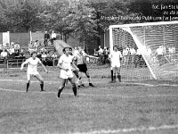1981-03  1981  Jawor, ul. Parkowa 8, stadion miejski  Mecz Kuźni Jawor i Gryfa Gryfów Śląski      W sezonie 1981/1982 Kuźnia i Gryf spotkały się w Pucharze Polski na szczeblu centralnym. Na Stadionie Miejskim w Jaworze obie drużyny stworzyły zacięte widowisko. Po dogrywce wygrali jaworzanie 6:4