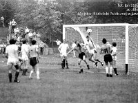 1981-08  1981  Jawor, ul. Parkowa 8, stadion miejski  Mecz Kuźni Jawor i Gryfa Gryfów Śląski      W sezonie 1981/1982 Kuźnia i Gryf spotkały się w Pucharze Polski na szczeblu centralnym. Na Stadionie Miejskim w Jaworze obie drużyny stworzyły zacięte widowisko. Po dogrywce wygrali jaworzanie 6:4
