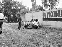 1981-04  05 lipca 1981  Jawor, ul.Parkowa 8, stadion miejski  Mecz Kużnia Jawor z Grunwaldem Halemba (Ruda Śląska)      Kużnia Jawor 5-go lipca 1981 roku, po barażach z Grunwaldem Halemba (Ruda Śląska), wywalczyła drugi w historii awans do III ligi  Kibice.