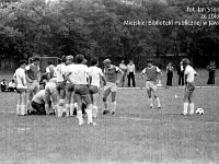 1981-02  19 sierpnia 1981  Jawor, ul. Parkowa 8, stadion miejski  Mecz Kużnia Jawor, Lechia Piechowice    Historyczny debiut w III lidze przypadł na środę 19 sierpnia. Przed własna publicznością podejmowaliśmy Lechię Piechowice. Do przerwy było 1:1, gola dla Kuźni strzelił Janusz Rybicki. Po przerwie tylko jedno trafienie dla Lechii.  Zawodnicy Kuźni  w ciemnych koszulkach od lewej Krzysztof Wodecki, Henryk Dulik, Janusz Włoszczak