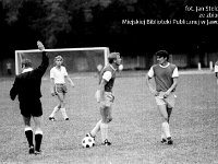 1981-05  19 sierpnia 1981  Jawor, ul. Parkowa 8, stadion miejski  Mecz Kużnia Jawor, Lechia Piechowice    Historyczny debiut w III lidze przypadł na środę 19 sierpnia. Przed własna publicznością podejmowaliśmy Lechię Piechowice. Do przerwy było 1:1, gola dla Kuźni strzelił Janusz Rybicki. Po przerwie tylko jedno trafienie dla Lechii.  Na zdjeciu w ciemnych koszulkach od lewej Henryk Dulik, Janusz Włoszczak, Piotr Rybicki