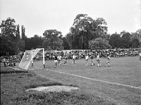 1981-14  19 sierpnia 1981  Jawor, ul. Parkowa 8, stadion miejski  Mecz Kużnia Jawor, Lechia Piechowice    Historyczny debiut w III lidze przypadł na środę 19 sierpnia. Przed własna publicznością podejmowaliśmy Lechię Piechowice. Do przerwy było 1:1, gola dla Kuźni strzelił Janusz Rybicki. Po przerwie tylko jedno trafienie dla Lechii.