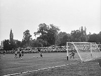 1981-10  2 sierpnia 1981  Jawor, ul Parkowa 8, stadion miejski.  Mecz Kużni Jawor z Miedzią Legnica     Miedz zmierzyła sie z Kuźnią Jawor, zdobywcą okręgowego Pucharu Polski. Spotkanie odbyło się w niedzielę 2 sierpnia 1981 roku w Jaworze 4:3 dla Kuźni Jawor. Zawodnicy Kużni Jawor w jasnych koszulkach.