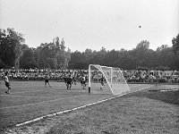 1981-12  2 sierpnia 1981  Jawor, ul Parkowa 8, stadion miejski.  Mecz Kużni Jawor z Miedzią Legnica     Miedz zmierzyła sie z Kuźnią Jawor, zdobywcą okręgowego Pucharu Polski. Spotkanie odbyło się w niedzielę 2 sierpnia 1981 roku w Jaworze 4:3 dla Kuźni Jawor. Zawodnicy Kużni Jawor w jasnych koszulkach.