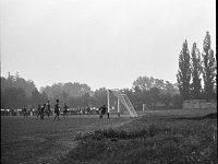 1981-15  1981  Jawor, Parkowa 8, stadion miejski  Mecz  Kuźni Jawor z Zagłebiem Wałbrzych    Pucharowy( Puchar Polski) mecz Kuźnia Jawor Zagłębie Wałbrzych. Zawodnicy Kuźni w ciemnych spodenkach