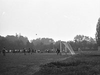 1981-16  1981  Jawor, Parkowa 8, stadion miejski  Mecz  Kuźni Jawor z Zagłebiem Wałbrzych    Pucharowy( Puchar Polski) mecz Kuźnia Jawor Zagłębie Wałbrzych. Zawodnicy Kuźni w ciemnych spodenkach