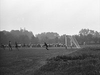 1981-17  1981  Jawor, Parkowa 8, stadion miejski  Mecz  Kuźni Jawor z Zagłebiem Wałbrzych    Pucharowy( Puchar Polski) mecz Kuźnia Jawor Zagłębie Wałbrzych. Zawodnicy Kuźni w ciemnych spodenkach